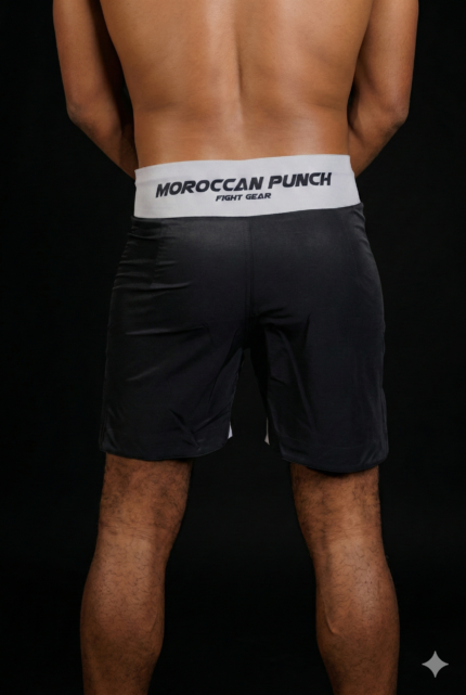 Short de combat Moroccan Punch noir et gris avec étoile marocaine et carte du Maroc, porté dans une salle MMA premium, idéal pour Muay Thai, Jiu Jitsu, CrossFit et sports de combat