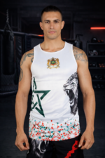 Débardeur blanc Moroccan Punch pour MMA, Muay Thai et fitness avec étoile marocaine verte, lion graphique et motifs inspirés du Maroc, porté par un athlète dans une salle de sport de combat premium