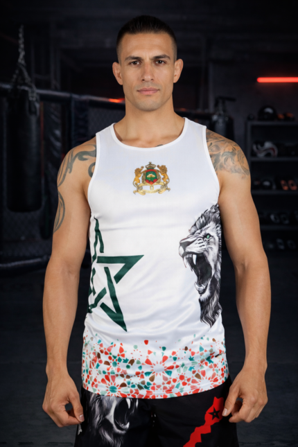 Débardeur blanc Moroccan Punch pour MMA, Muay Thai et fitness avec étoile marocaine verte, lion graphique et motifs inspirés du Maroc, porté par un athlète dans une salle de sport de combat premium