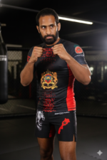 Combattant portant un ensemble rashguard Moroccan Punch noir et rouge avec emblème marocain et lion Atlas dans une salle MMA premium, tenue idéale pour Jiu Jitsu, Muay Thai, MMA et CrossFit
