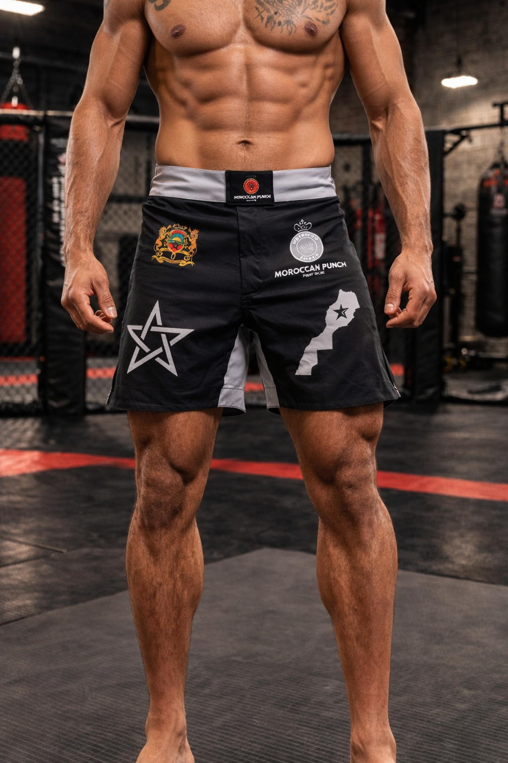 Moroccan punch Fight Gear New lion Jiu Jitsu Muay thai Crossfit short classic Grey Short de combat Moroccan Punch noir et gris avec étoile marocaine et carte du Maroc, porté dans une salle MMA premium, idéal pour Muay Thai, Jiu Jitsu, CrossFit et sports de combat