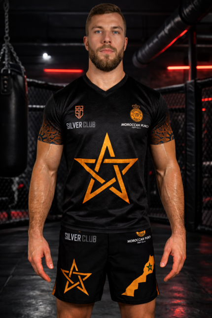 Combattant portant un ensemble Moroccan Punch x Silver Club noir avec étoile marocaine dorée dans une cage MMA premium, tenue idéale pour Muay Thai, Jiu Jitsu, CrossFit et sports de combat.