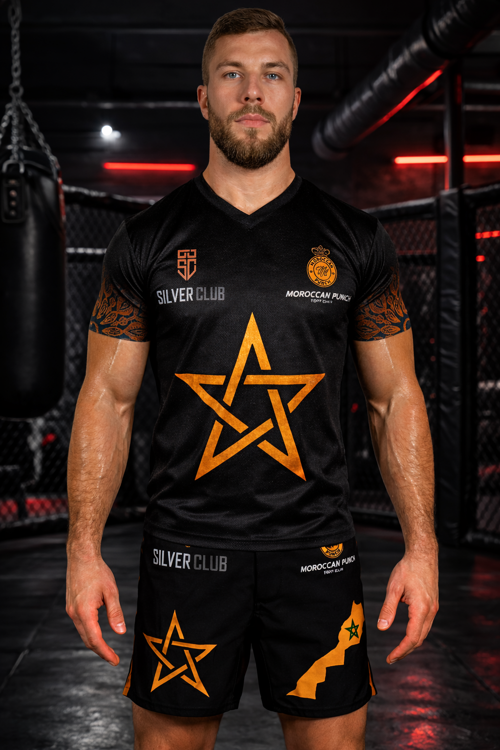Moroccan Punch Débardeur Noir Carte Maroc Jaune Spéciale édition silver club MMA Jiujitsu Crossfit Muay thai Combattant portant un ensemble Moroccan Punch x Silver Club noir avec étoile marocaine dorée dans une cage MMA premium, tenue idéale pour Muay Thai, Jiu Jitsu, CrossFit et sports de combat.