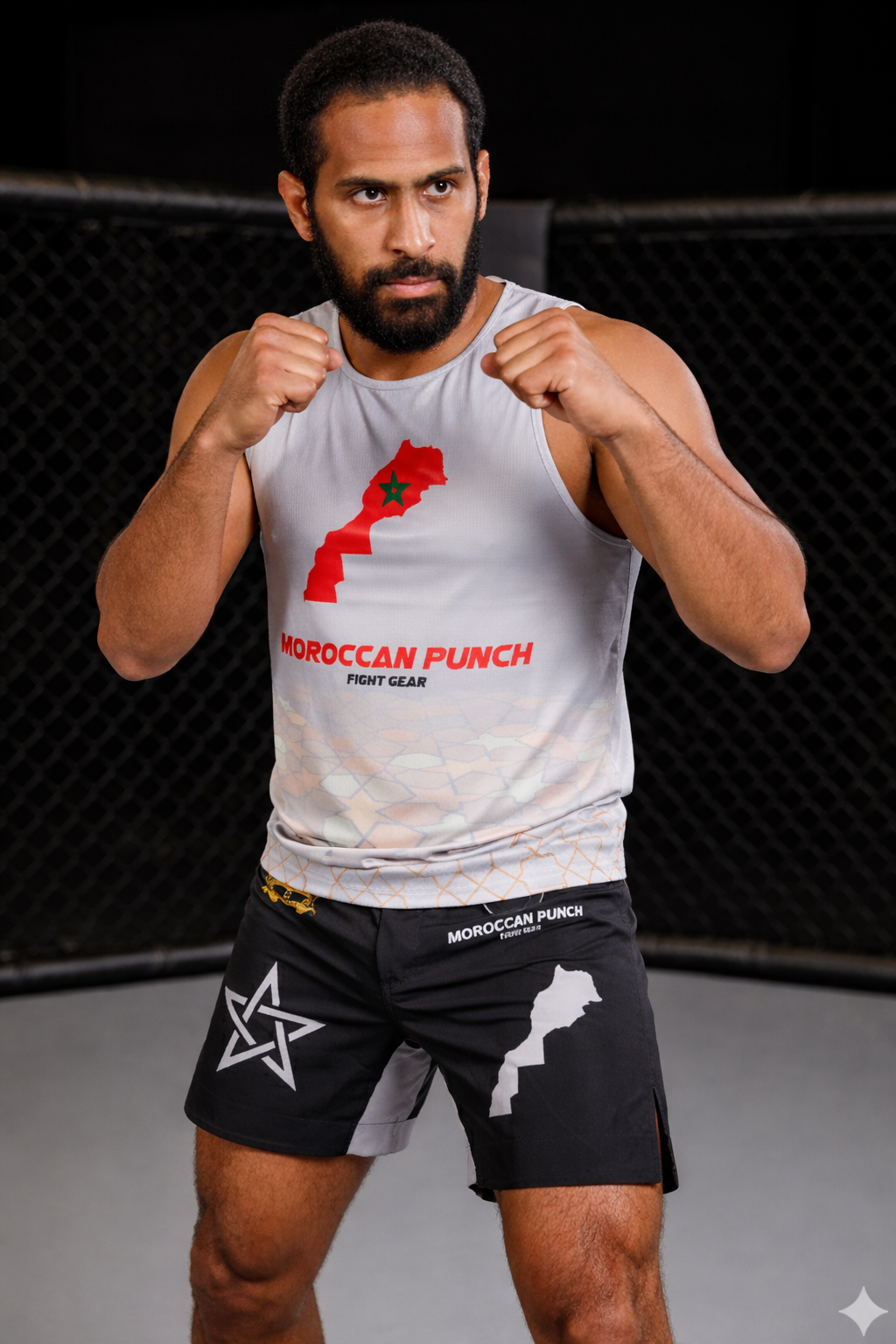 Moroccan Punch Fight Gear MMA Muay Thai jiu jitsu crossfit Débardeur Gris Mozaique Combattant portant un débardeur Moroccan Punch gris avec carte du Maroc rouge dans une cage MMA, tenue idéale pour Muay Thai, fitness, CrossFit et sports de combat.