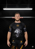 Combattant portant un ensemble rashguard Moroccan Punch x Silver Club noir avec lion Atlas et étoile marocaine dorée dans une cage MMA premium, tenue idéale pour Jiu Jitsu, MMA, Muay Thai et sports de combat