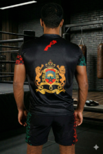 Combattant portant un ensemble Moroccan Punch noir avec étoile marocaine rouge dans une salle de boxe premium, tenue idéale pour MMA, Muay Thai, Jiu Jitsu et sports de combat