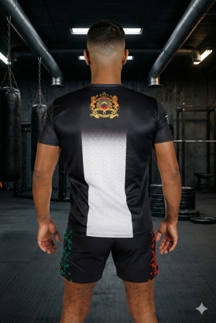Combattant portant un ensemble Moroccan Punch noir avec carte du Maroc rouge et lion Atlas dans une salle MMA premium, tenue idéale pour Muay Thai, Jiu Jitsu, MMA et sports de combat
