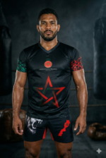 Combattant portant un ensemble Moroccan Punch noir avec étoile marocaine rouge dans une salle de boxe premium, tenue idéale pour MMA, Muay Thai, Jiu Jitsu et sports de combat