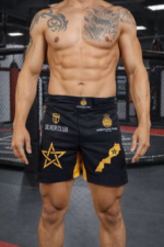 Short de combat Moroccan Punch x Silver Club noir avec étoile marocaine dorée et carte du Maroc, porté dans une cage MMA, idéal pour Muay Thai, Jiu Jitsu, CrossFit et sports de combat