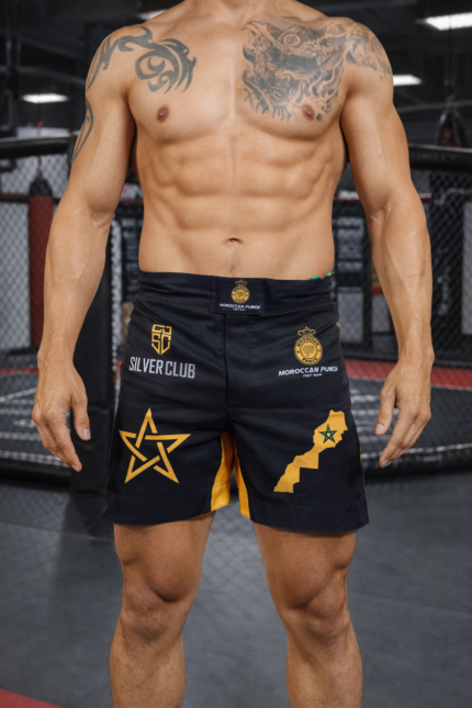 Short de combat Moroccan Punch x Silver Club noir avec étoile marocaine dorée et carte du Maroc, porté dans une cage MMA, idéal pour Muay Thai, Jiu Jitsu, CrossFit et sports de combat