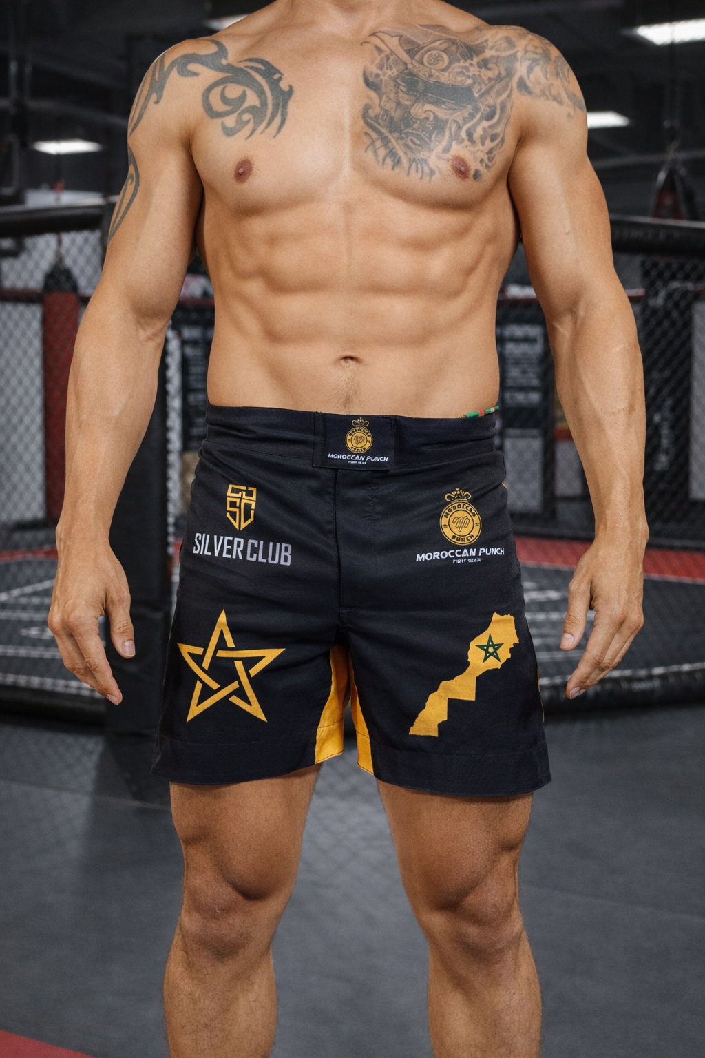 Moroccan Punch Fight gear Short Noir Carte Maroc Jaune Spéciale édition silver club MMA Jiujitsu Crossfit Muay thai Short de combat Moroccan Punch x Silver Club noir avec étoile marocaine dorée et carte du Maroc, porté dans une cage MMA, idéal pour Muay Thai, Jiu Jitsu, CrossFit et sports de combat