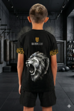 T-shirt enfant Moroccan Punch noir avec étoile marocaine dorée, porté dans une salle de boxe premium, tenue junior idéale pour sports de combat, fitness, Muay Thai et lifestyle sportif.”