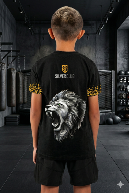 T-shirt enfant Moroccan Punch noir avec étoile marocaine dorée, porté dans une salle de boxe premium, tenue junior idéale pour sports de combat, fitness, Muay Thai et lifestyle sportif.”