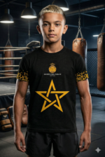 T-shirt enfant Moroccan Punch noir avec étoile marocaine dorée, porté dans une salle de boxe premium, tenue junior idéale pour sports de combat, fitness, Muay Thai et lifestyle sportif.