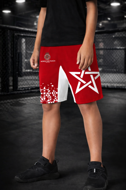 Short enfant Moroccan Punch rouge avec étoile marocaine blanche, porté dans une cage MMA, tenue junior idéale pour sports de combat, fitness, Muay Thai et Jiu Jitsu