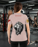T-shirt femme Moroccan Punch gris avec étoile marocaine rouge et motifs inspirés du Maroc, porté dans une salle de boxe premium, idéal pour fitness, CrossFit et sportswear combat.