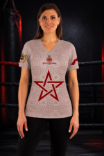 T-shirt femme Moroccan Punch gris avec étoile marocaine rouge et motifs inspirés du Maroc, porté dans une salle de boxe premium, idéal pour fitness, CrossFit et sportswear combat.