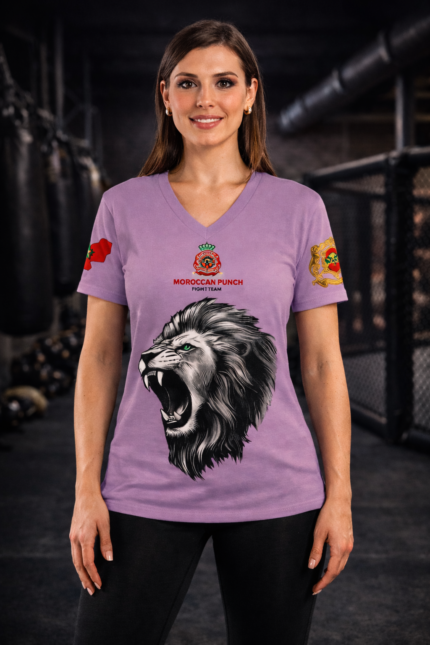 T-shirt femme Moroccan Punch violet avec design lion Atlas porté dans une salle de sport MMA, vêtement sportswear idéal pour fitness, CrossFit, Muay Thai et lifestyle combat sport.