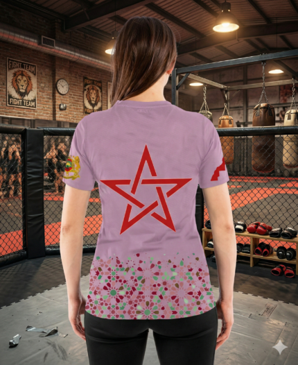 T-shirt femme Moroccan Punch violet avec design lion Atlas porté dans une salle de sport MMA, vêtement sportswear idéal pour fitness, CrossFit, Muay Thai et lifestyle combat sport.