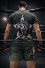Combattant portant un ensemble Moroccan Punch camouflage vert avec carte du Maroc dans une cage MMA, tenue fightwear idéale pour Muay Thai, Jiu Jitsu, CrossFit et sports de combat