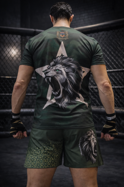 Combattant portant un ensemble Moroccan Punch camouflage vert avec carte du Maroc dans une cage MMA, tenue fightwear idéale pour Muay Thai, Jiu Jitsu, CrossFit et sports de combat