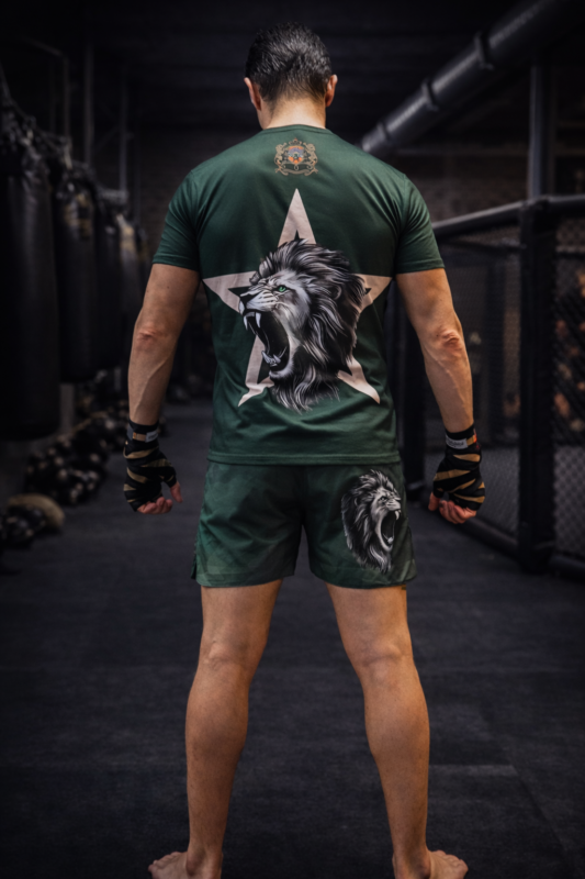 Athlète portant un ensemble Moroccan Punch vert kaki avec design carte du Maroc dans une salle MMA premium, tenue idéale pour Muay Thai, Jiu Jitsu, CrossFit et sports de combat.