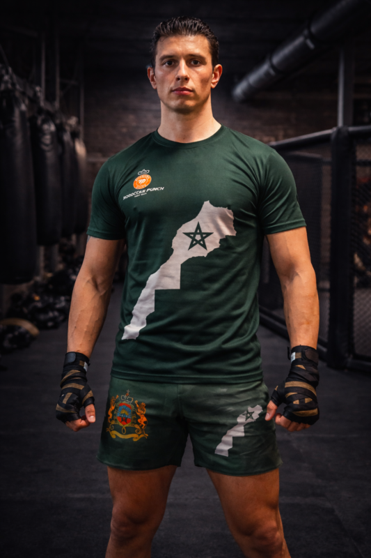 Athlète portant un ensemble Moroccan Punch vert kaki avec design carte du Maroc dans une salle MMA premium, tenue idéale pour Muay Thai, Jiu Jitsu, CrossFit et sports de combat.
