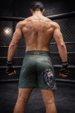 Short MMA Moroccan Punch camouflage vert avec emblème marocain et carte du Maroc, porté par un combattant dans une cage MMA, idéal pour Jiu Jitsu, Muay Thai, CrossFit et sports de combat.