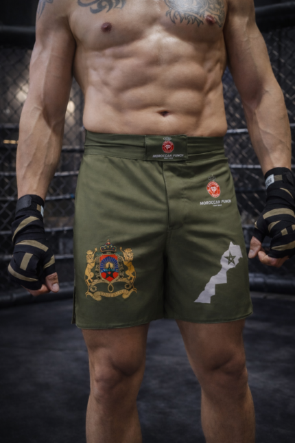 Short MMA Moroccan Punch Kaky avec emblème marocain et carte du Maroc, porté par un combattant dans une cage MMA, idéal pour Jiu Jitsu, Muay Thai, CrossFit et sports de combat.