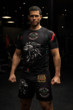 Combattant portant un rashguard et short Moroccan Punch noir style MMA / Muay Thai avec design lion Atlas et logos Rebels Team Morocco dans une salle de sport sombre premium