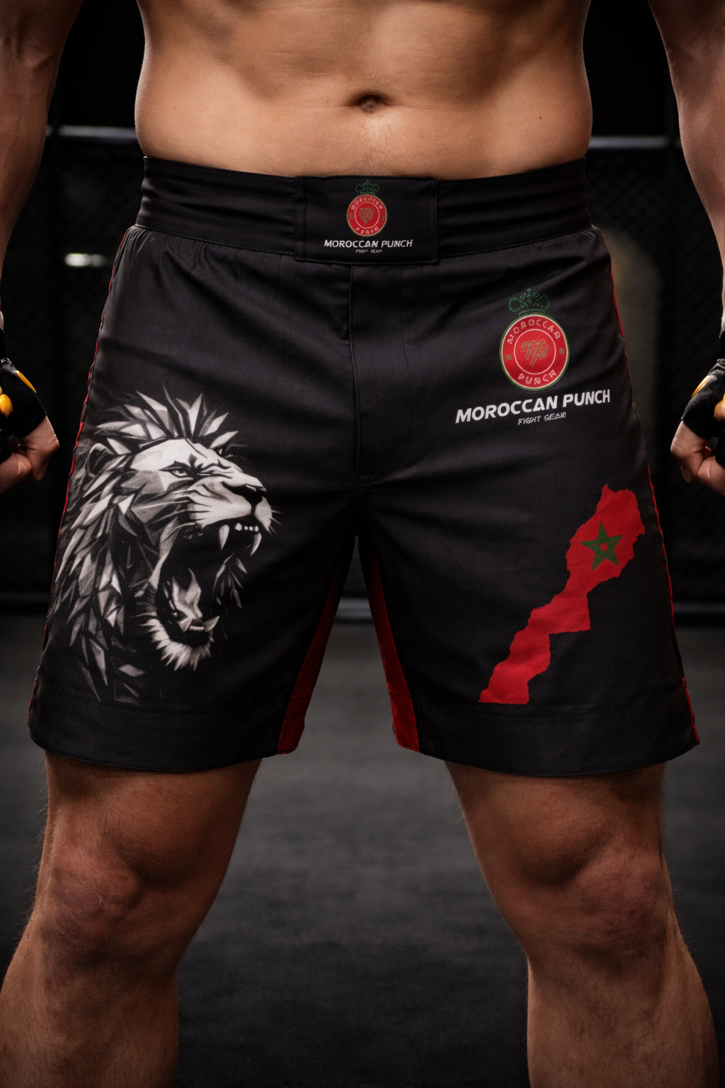 Moroccan punch Fight gear MMA Muay thai Jiujutsu short new lion Short de combat Moroccan Punch noir avec lion Atlas et carte du Maroc rouge, porté par un athlète MMA dans une cage d’entraînement, idéal pour Muay Thai, Jiu Jitsu, MMA et CrossFit
