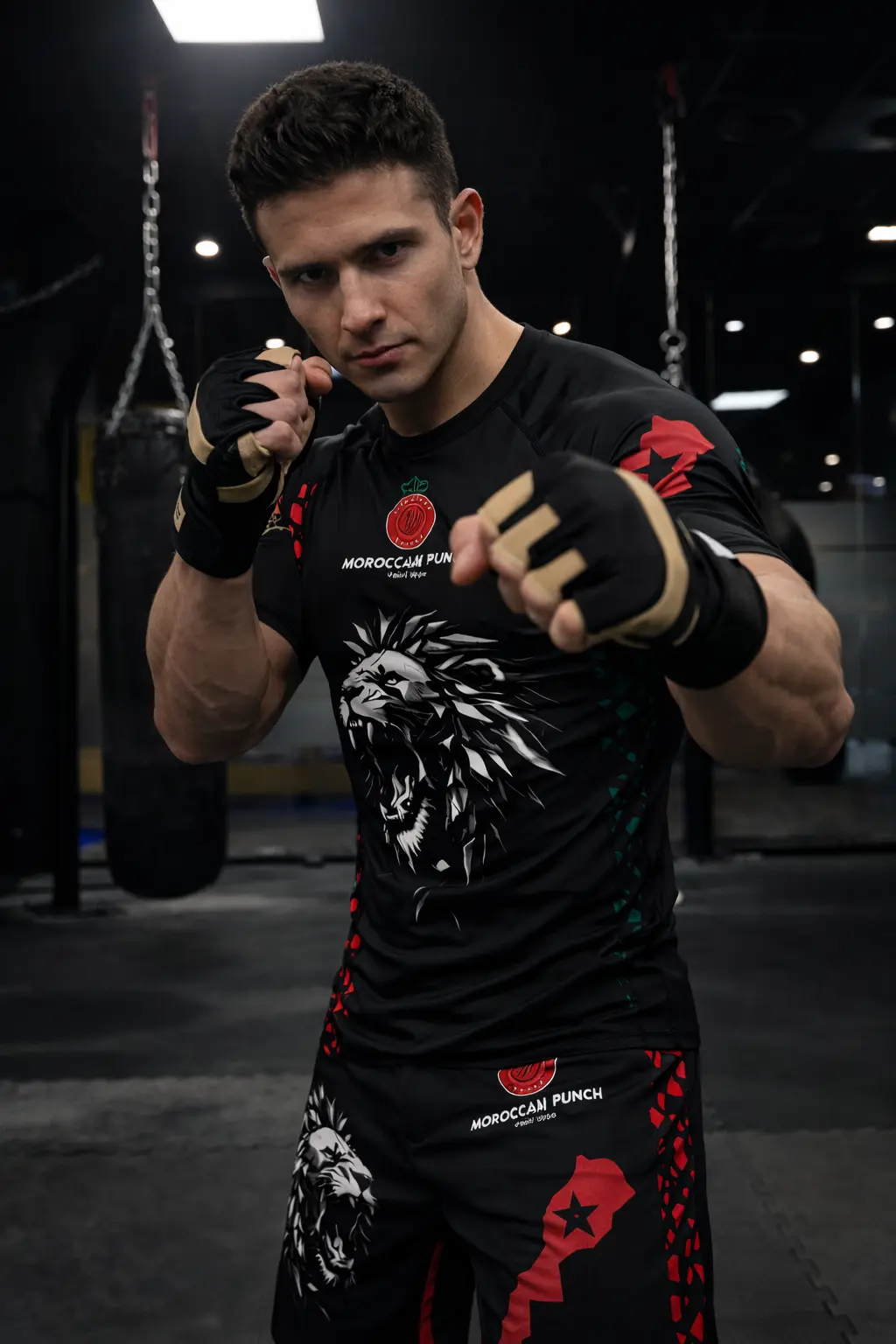 Rashguard Moroccan punch Fight Gear New lion Jiujitsu Muay thai Crossfit Fight Combattant portant un ensemble Moroccan Punch noir avec rashguard lion Atlas et short fightwear marocain dans une salle MMA premium, équipement idéal pour Jiu Jitsu, Muay Thai, CrossFit et sports de combat.